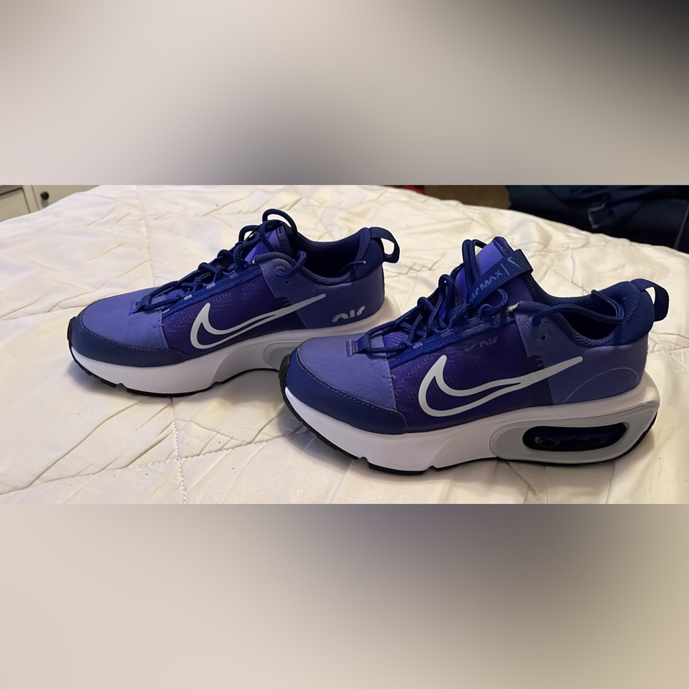 Purple & White Nike shoes size 6 (big kids sizes)